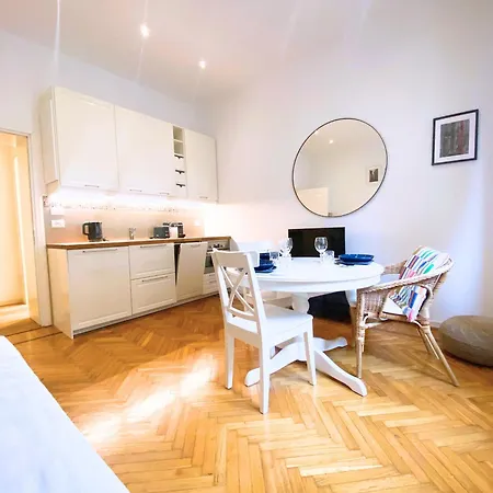 A Stone's Throw From Piazza Maggiore Болонья