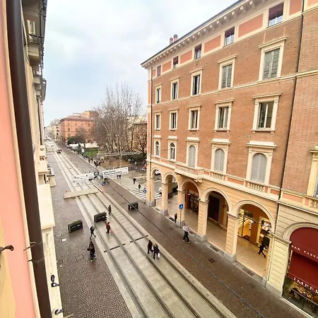 A Stone's Throw From Piazza Maggiore Апартаменты *