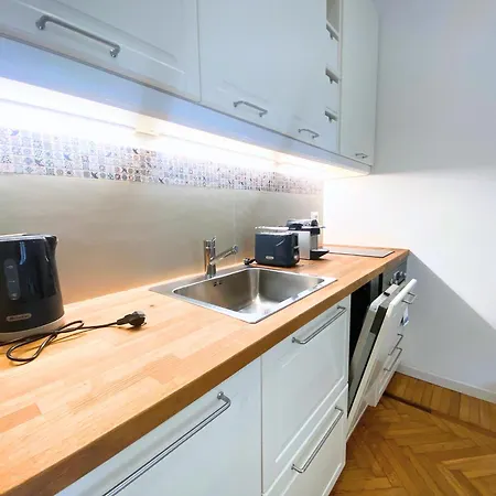 A Stone's Throw From Piazza Maggiore Апартаменты *