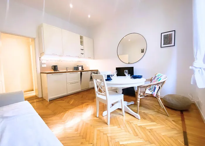 A Stone's Throw From Piazza Maggiore Болонья